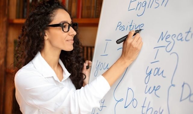 Esta Imagen muestra una profesora en videollamada