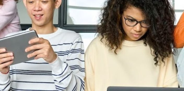 Esta Imagen muestra una profesora en videollamada