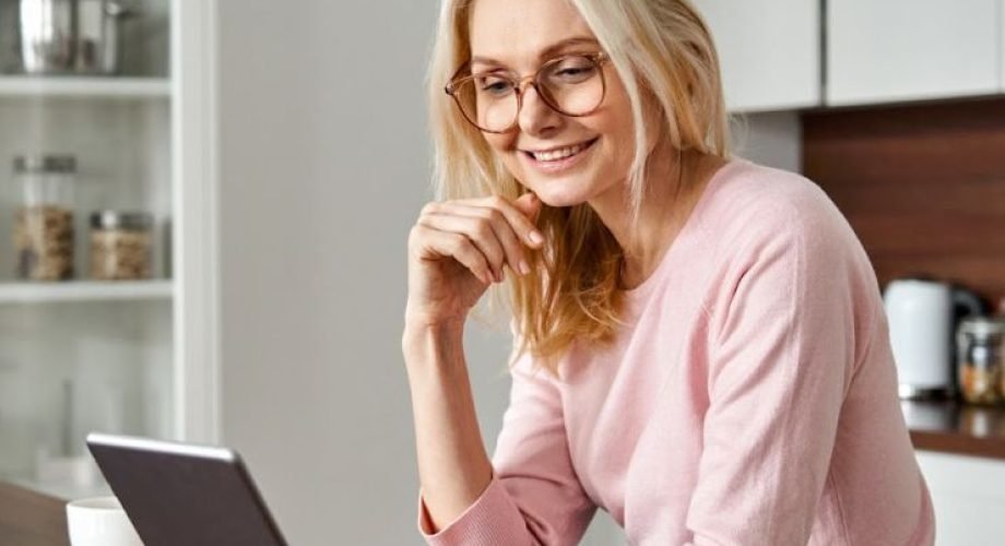 Esta Imagen muestra una profesora en videollamada