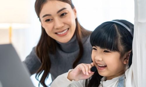 Esta Imagen muestra una profesora en videollamada